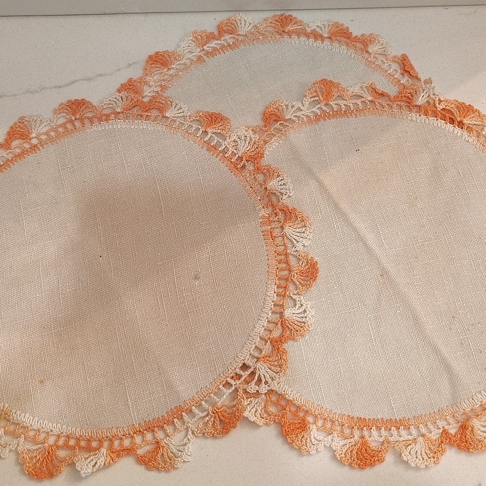 Vintage peach crochet doilies set of 3 great condition 8" diameter